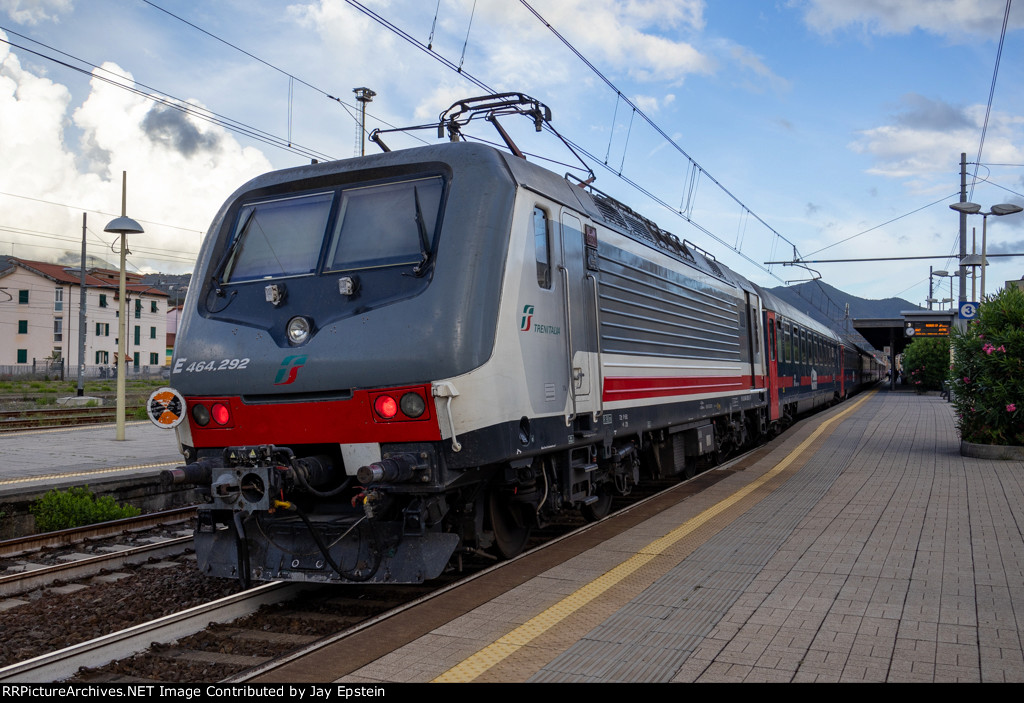 An E.464 electric brings up the rear of ICN (Intercity Notte) #795